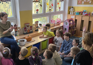 Dzieci rozmawiają na temat szyszek, ich kształtów i budowy.