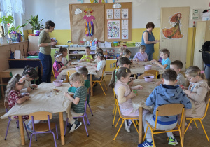 Dzieci kroją jesienne liście na kawałeczki i wkładają do chemicznego roztowru.