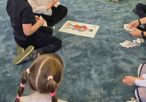 Dzieci zastanawiają się kim jest bohater (nie tylko wojenny) i jakie ma cechy - pozytywne i negatywne.