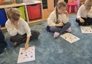 Dzieci wykonują zadanie związane z instrumentami i bohaterem - Arturem Rubinsteinem.