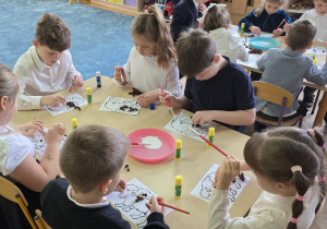 Dzieci wykonują pracę plastyczną - żubra.