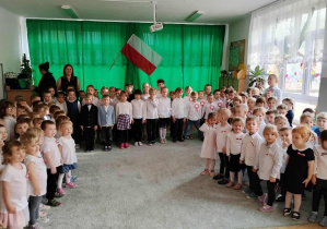 Dzieci śpiewają wspólnie hymn "Mazurek Dąbrowskiego".