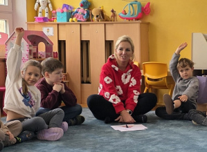 Ciocia Ela intendentka rozmawia z dziećmi na temat planowania jadłospisu.