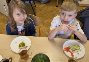 Dzieci przygotowują zdrowe kanapki podczas śniadania.