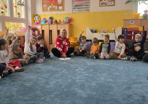 Dzieci siedzą na kole i rozmawiają z ciocią Elą na temat planowania zdrowego żywienia.