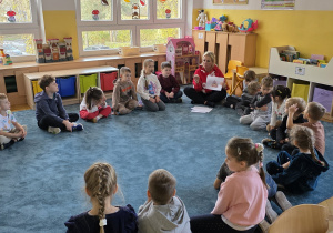 Ciocia Ela przypomina nam o Piramidzie zdrowego żywienia.