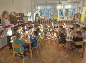 Wspólne zdjęcie dzieci podczas śniadania.