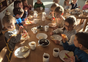 Wspólne śniadanie przy szwedzkim stole w Mrówkach.