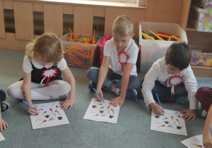 Dzieci wykonują zadanie związane z instrumentami i bohaterem - Arturem Rubinsteinem.