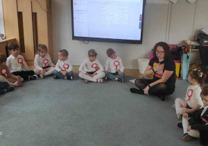 Pani muzealnik opowiada o temacie dzisiejszych warsztatów.