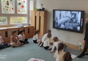 Dzieci oglądają prezentacje.