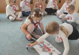 Dzieci zastanawiają się kim jest bohater.