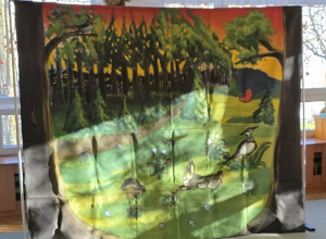 Sowa Mądra Głowa wita się z przedszkolakami i zaprasza na spektakl pt. "Brzydal".