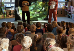 Dzieci z zainteresowaniem oglądają przedstawienie.