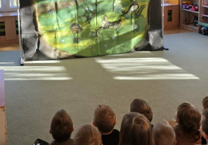 Sowa Mądra Głowa wita się ze wszystkimi przedszkolakami i zaprasza na spektakl pt. "Brzydal".