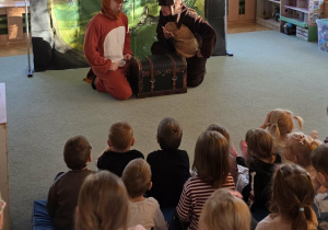 Gagatek i Niedźwiadek zastanawiają się jak otworzyć skrzynię ze skarbem.