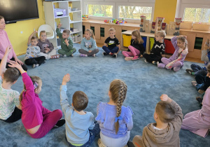 Ciocia Weronika (Pani psycholog) rozmawia z dziećmi na temat dzisiejszego spotkania.