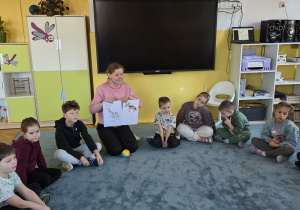 Ciocia Weronika zapoznaje dzieci z językiem żyrafy i szakala.