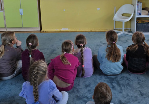 Dzieci poznają język żyrafy.