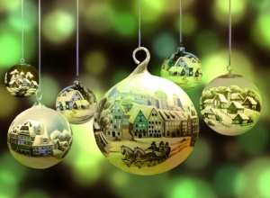 Wiszące z choinki bombki.