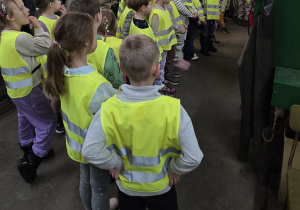 Dzieci rozmawiają z Panią - pracownicą Fabryki, która opowiada o pierwszym etapie powstawania bombki.