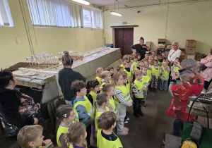 Pani prezentuje kształt bombki, który został uformowany w wysokiej temperaturze.