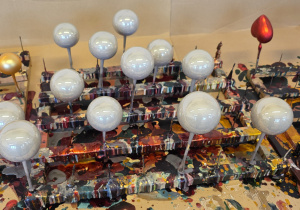 Pomalowane bombki po etapie schnięcia.