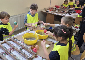 Dzieci ozdabiają bombki wg własnego pomysłu.