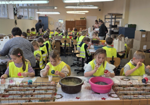 Dzieci ozdabiają bombki wg własnego pomysłu.