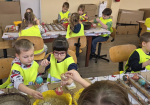 Dzieci ozdabiają bombki wg własnego pomysłu.