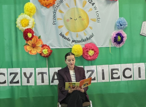 Pani Wiceprezydent czyta bajkę.