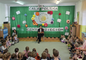 Pani Wiceprezydent czyta książkę "Pan Kuleczka".