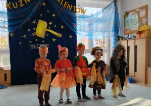 Zespół z grupy Pszczółki prezentujący taniec jesienny.