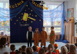 Wiersz "Żołędzie" w wykonaniu dzieci z PM nr48 w Łodzi.