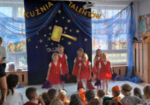 Taniec z pomponami zaprezentowany przez dziewczynki z PM nr122 w Łodzi.