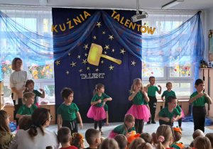 Kolorowy taniec dzieci z grupy Biedronki.