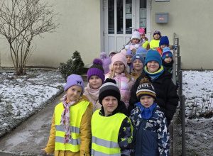 Dzieci stoją przed wejściem do Biblioteki Miejskiej TRAF.