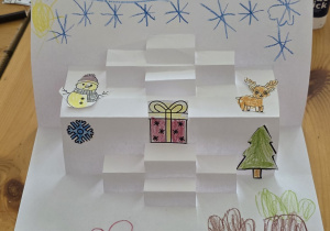 Świąteczna kartka z efektem 3D Pop-up wykonana przez jedną z dziewczynek.
