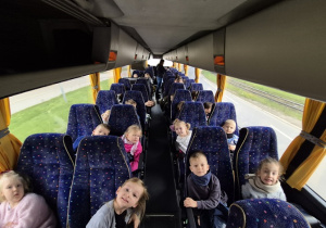 Mróweczki jadą na wycieczkę do Fabryki Bombek.