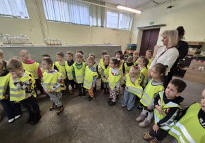 Dzieci słuchają jak powstają bombki krok po kroku