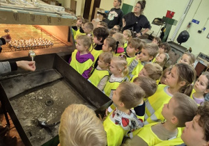 Pani prezentuje kształt bombki, który został uformowany w wyniki wysokiej temperatury