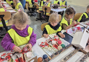 Dzieci wykonują własne bombki.