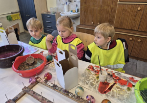 Dzieci wykonują swoje bombki.