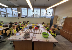 Wszystkie dzieci wykonują swoje bombki.