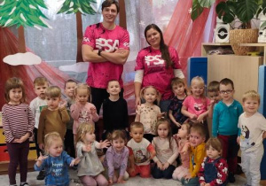 Pamiątkowe zdjęcie grupowe z trenerami szkółki pływackiej.