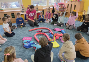 Dzieci poznają przedmioty wykorzystywane w nauce pływania oraz podczas zabawy w wodzie.