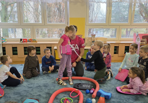 Instruktor pływania wyjaśnia jak prawidłowo zakładać pas pływacki (piankowy).