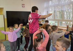 Zabawy ruchowe - dzieci próbują wykonać ruch stylu klasycznego (żabki).