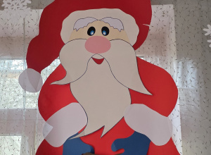 Postać Świętego Mikołaja wykonana z papieru.