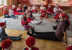 Biedronki i Ważki uczą się układu tanecznego do świątnecznej piosenki.